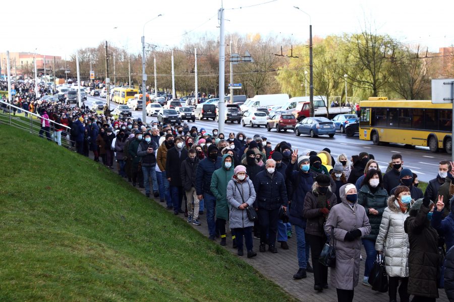 Människor står i kö för att hedra den döde demonstranten Roman Bondarenko vid hans begravning.