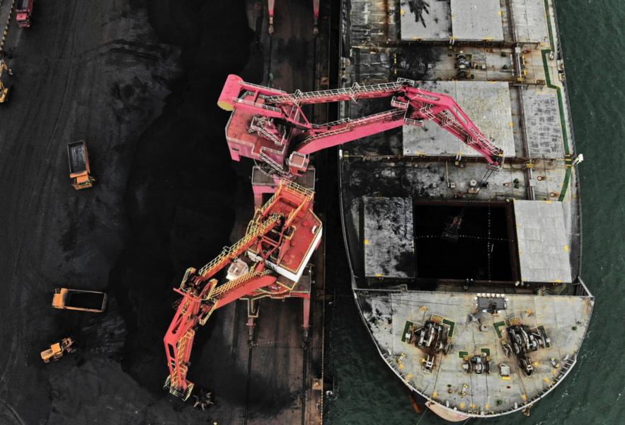 Importerat kol lastas av i en hamn i Rizhao i den kinesiska provinsen Shandong förra året.