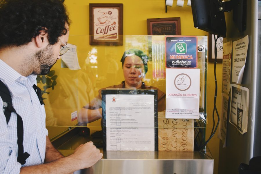 När basinkomsten infördes var inte så många företag intresserade av att ansluta sig till den lokala valutan, men i dag går det att handla hos runt 8  000 företag med mumbuca, bland annat på detta kafé.