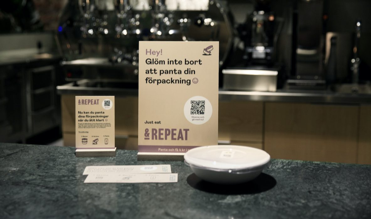 Den använda matlådan slängs på pantstationer vid restaurangerna, eller på vanliga återvinningsstationer.