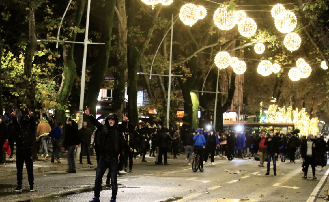 Människor i omlopp vid protester i Tirana på torsdagen.
