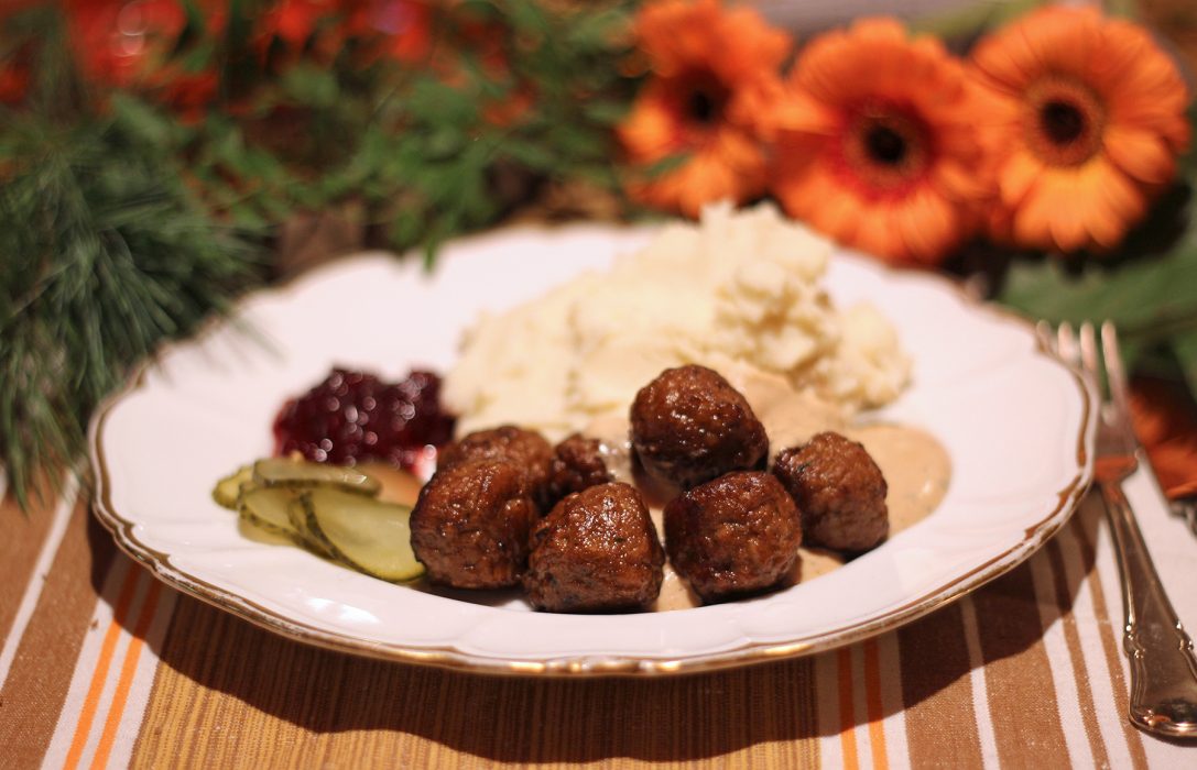 Jul är kul men bullarna testas med klassiskt potatismos och brunsås.