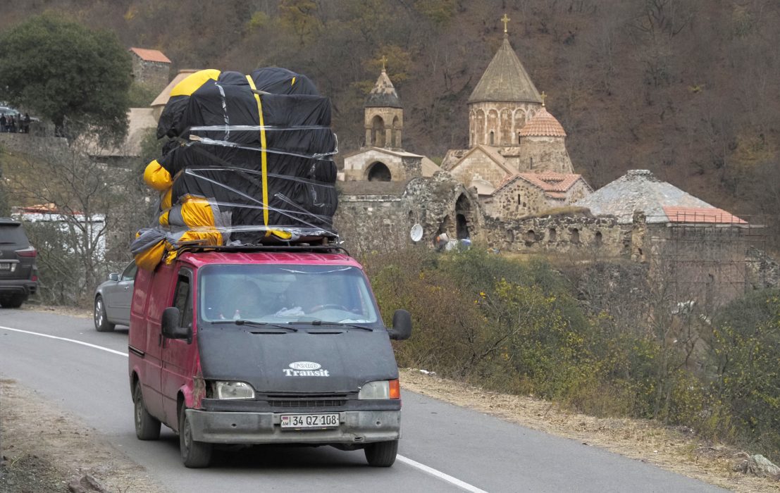 En fullastad minibuss kör förbi det armeniska 800-talsklostret Dadivank i Kalbajar, ett område som tillsammans med andra delar i och omkring den omstridda regionen Nagorno-Karabach lämnades över till Azerbajdzjan inom ramen för ett fredsavtal mellan armeniskstödda separatister och regeringen i Baku.