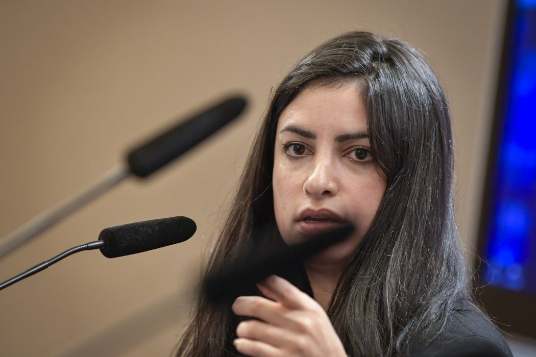 Vänsterpartiets ledare Nooshi Dadgostar vill att regeringen följer upp och kontrollerar att vaccinet först går till riskgrupperna.