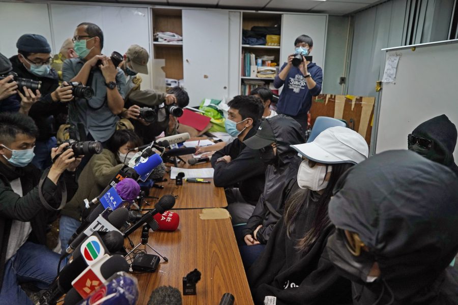 Anhöriga till de tolv Hongkongaktivisterna håller en presskonferens i Hongkong i en bild från måndagen.