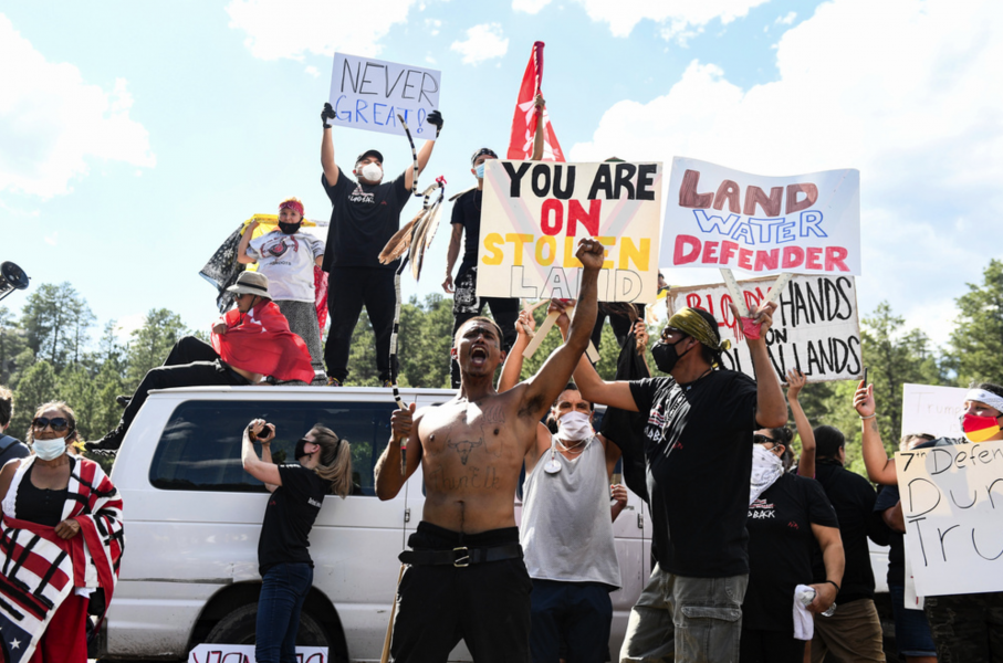 Demonstranter protesterar mot Donald Trump vid Mount Rushmore den 3 juli.