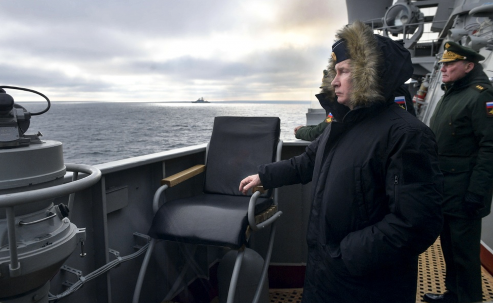 Rysslands president Vladimir Putin övervakar en militärövning vid Krimhalvön tidigare i år.