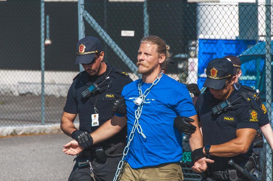 Samuel Rostøl förs bort av norsk polis efter en fredlig aktion.