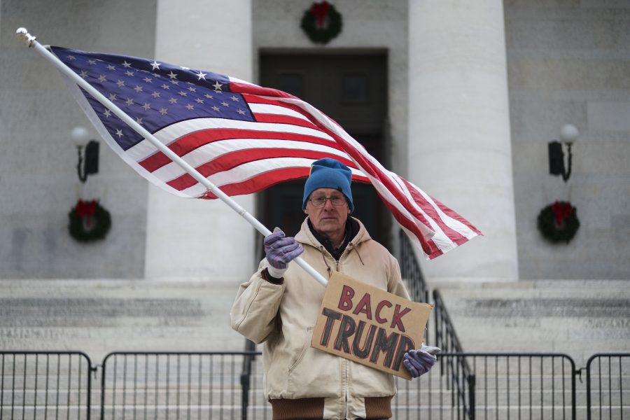 En tämligen ensam supporter utanför Vita huset hoppas fortfarande på Donald Trump som näste amerikanske president.