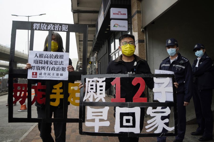 Aktivister demonstrerar för de tolv båtflyktingarnas frisläppande i Hongkong den 10 december.