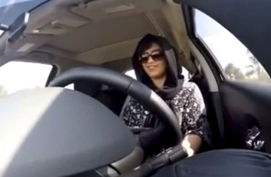 Loujain al-Hathloul i en selfie då hon kör bil från Förenade arabemiraten mot den saudiska gränsen 2014.