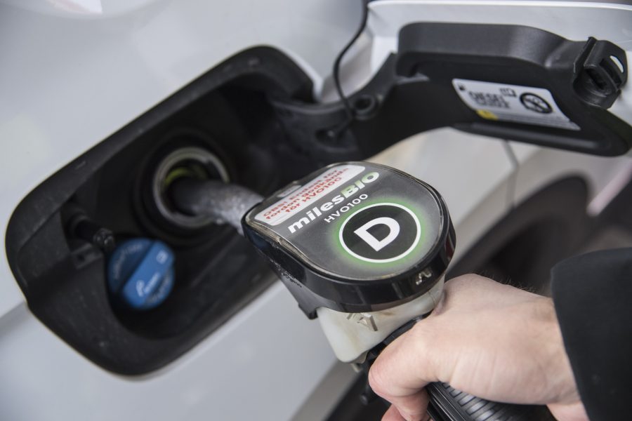 Från och med 1 augusti 2021 ska inblandningen av biodrivmedel öka i svenskt fordonsbränsle, och den 1 januari 2022 förbjuds bränslen som baseras på palmolja.
