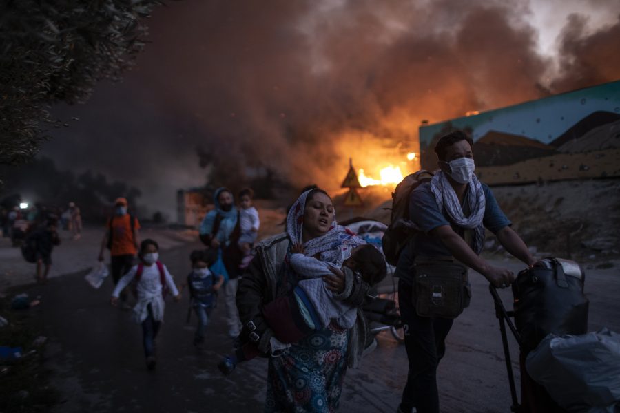 Barnfamiljer som flyr undan lågorna i Moria