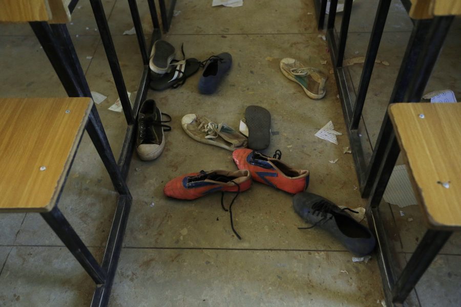 Skor som uppges tillhöra några av de pojkar som fördes bort från sin internatskola i norra Nigeria i förra veckan.