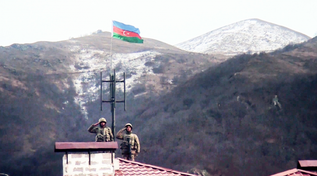 Azeriska soldater gör honnör sedan armén gått in i den övergivna staden Kalbajar, ett av de områden som Armenien lämnat över kontrollen av.