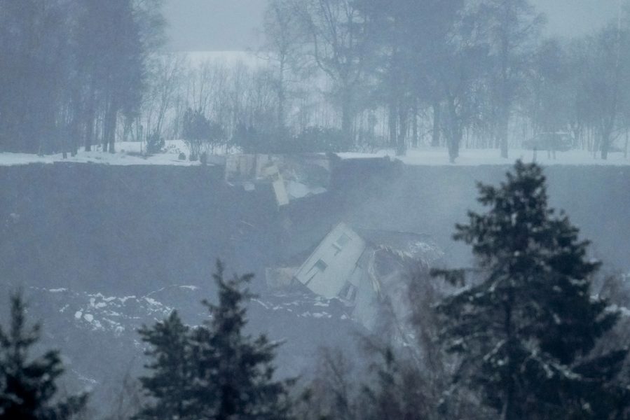 Flera byggnader har fallit ned över raskanten i norska Gjerdrum.