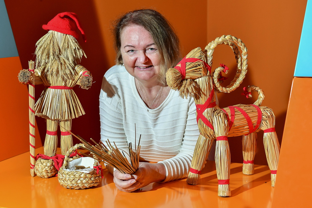Ulla-Britt Torstensdotter håller kurser i halmslöjd och tycker att halmpyssel passar alla.