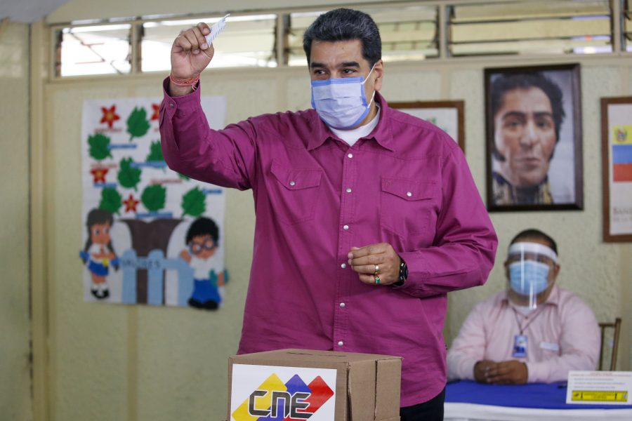 Venezuelas president Nicolás Maduro lägger sin röst i söndagens parlamentsval i landets huvudstad Caracas.