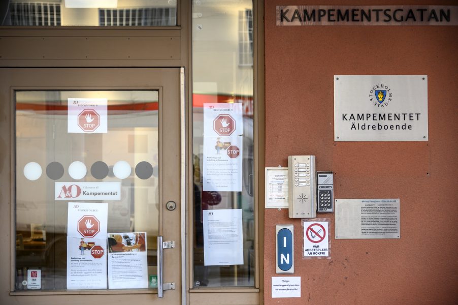 Folkhälsomyndigheten har utfärdat ett tillfälligt besöksförbud på särskilda boenden i Stockholm.