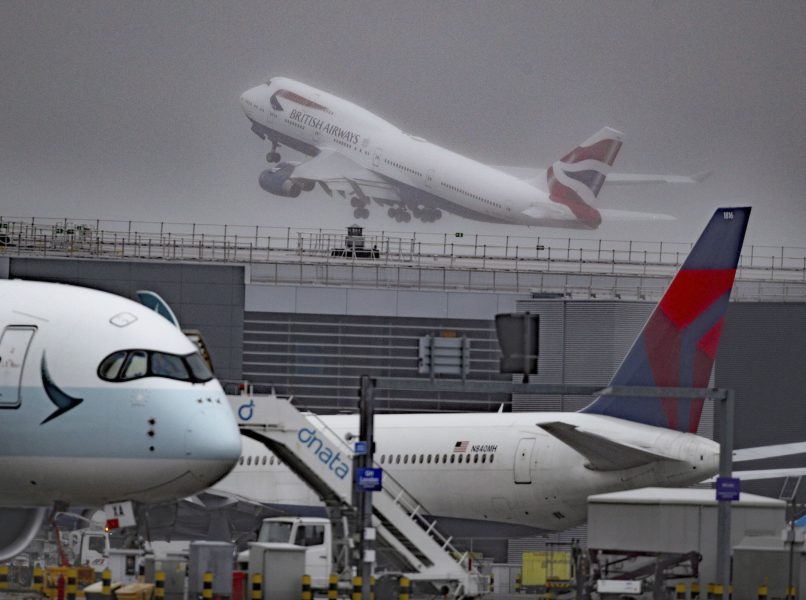 Heathrow var länge Europas mest trafikerade flygplats men blev i oktober nedpetad till en andraplats av Charles de Gaulle i Paris.
