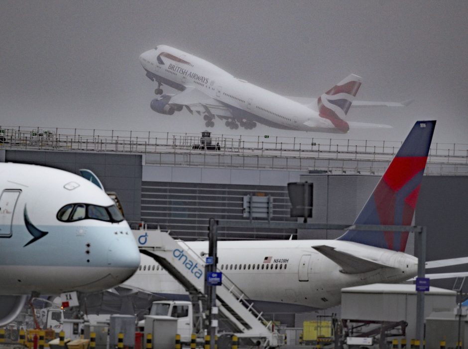 Heathrow var länge Europas mest trafikerade flygplats men blev i oktober nedpetad till en andraplats av Charles de Gaulle i Paris.