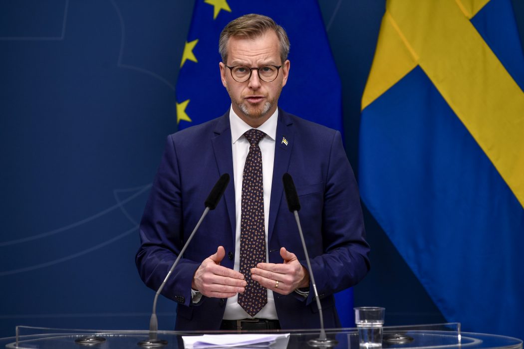 Inresande från Storbritannien kommer behöva visa upp ett negativt covid-19 test för att få komma in i Sverige.