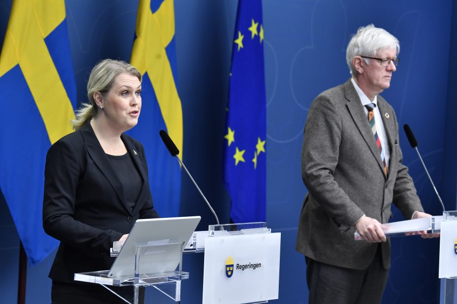 Socialminister Lena Hallengren och Folkhälsomyndighetens generaldirektör Johan Carlson.