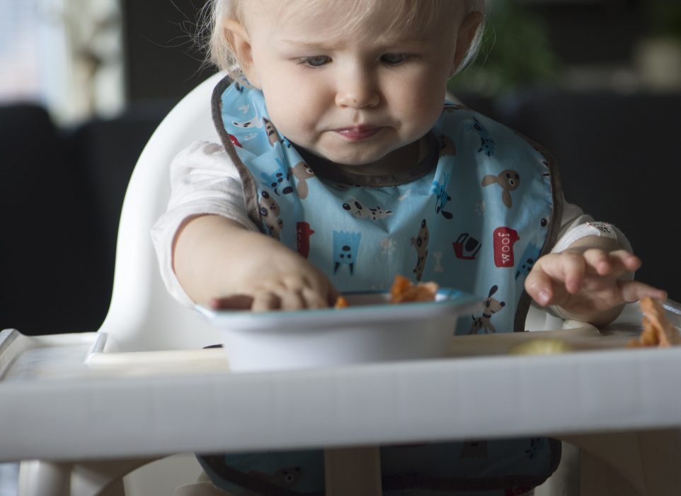 Tallrikar och muggar gjorda en blandning av bambu och plast, som ofta är riktade till barn, kan vara hälsofarliga, varnar Livsmedelsverket.