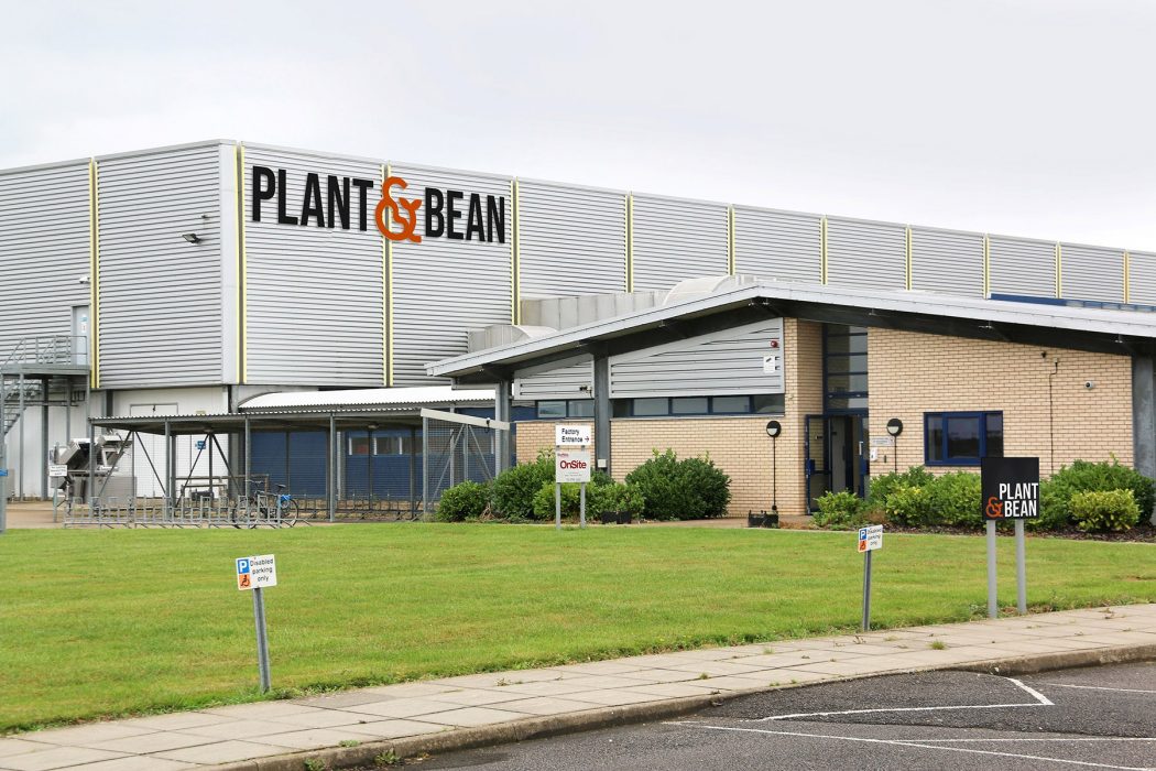 Brittiska vegoköttsproducenten ska expandera och bygga en anläggning som inledningsvis kan producera 55 000 ton växtkött.