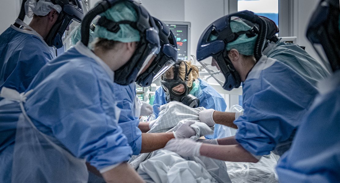 En covid-19-patient får intensivvård på Södertälje sjukhus.