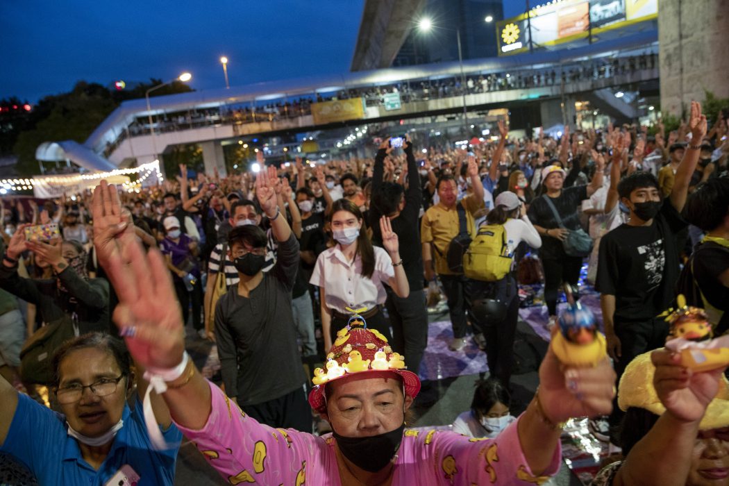 Demonstranter i Bangkok protesterar mot att premiärministern friats från anklagelser om brott mot konstitutionen, vilket tillåter honom att stanna på sin post.