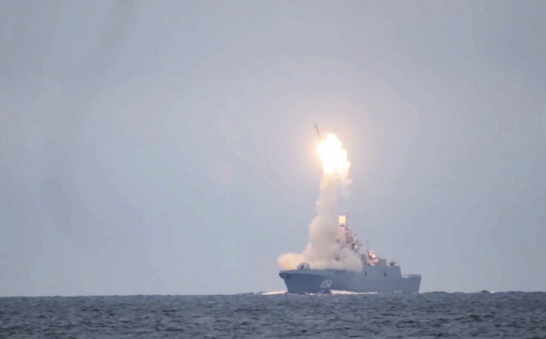 Rysslands hypersoniska kryssningsrobot Zircon avfyras från en fregatt i Vita havet i den här bilden som tagits ur en video som det ryska försvarsdepartementet släppt.