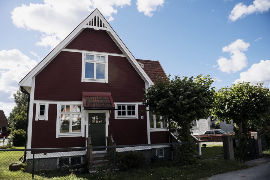 "Generellt kan man säga att ett hus alltid mår bäst av att renoveras med samma material som det är uppfört med", säger byggnadsantikvarie Fredrik Olsson.