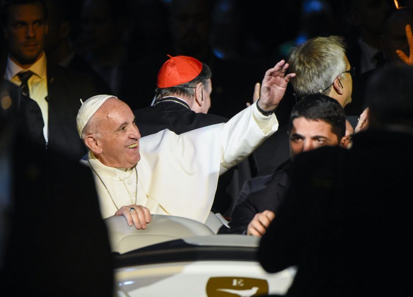 Påven Franciskus har uttalat sig positivt till universell basinkomst enligt flera medier, men nu menar andra katoliker att han snarare har syftat på konventionella skyddsnät.