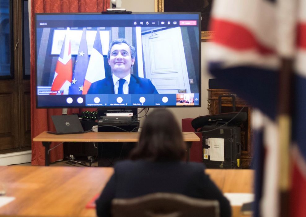 Frankrikes inrikesminister Gérald Darmanin (på länk) och Storbritanniens inrikesminister Priti Patel undertecknade ett avtal som ska göra passagen över engelska kanalen "omöjlig".