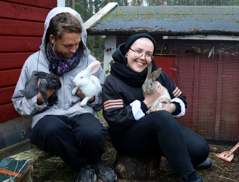 I april dömdes Natanael Sällqvist och Lykke Cahier Brodin till villkorlig dom och dagsböter för stöld av tre kaniner från en kaninfarm i Sörmland.