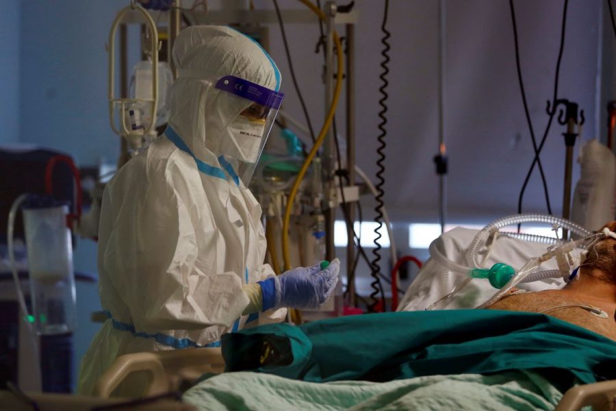 Vårdpersonal tar hand om en covid-19-patient på sjukhuset San Filippo Neri i Rom i november.