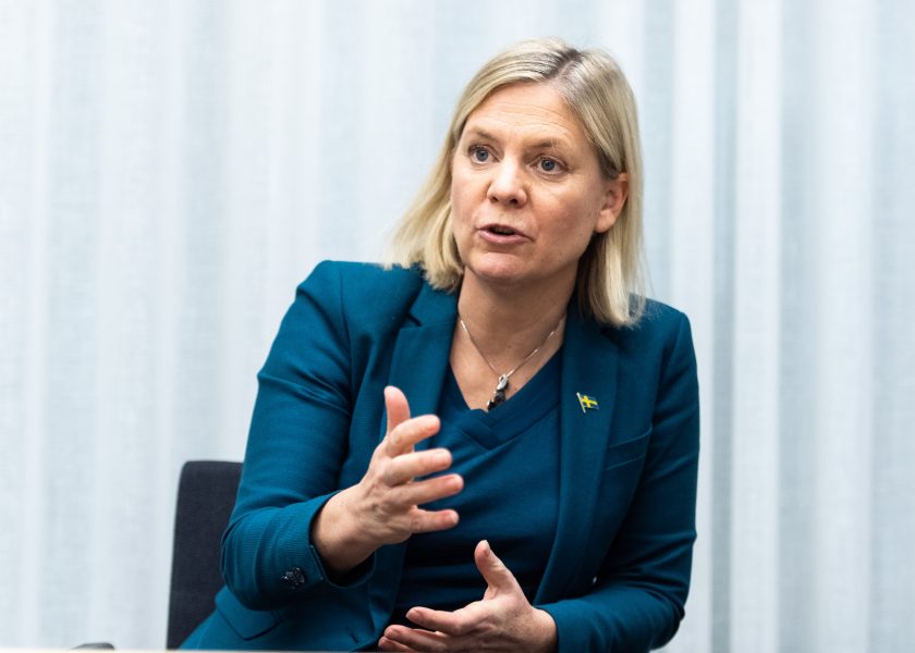 Finansminister Magdalena Andersson (S) vill inte att utfästelser om ekonomiskt stöd till drabbade företag ska skrivas in direkt i den kommande pandemilagen.