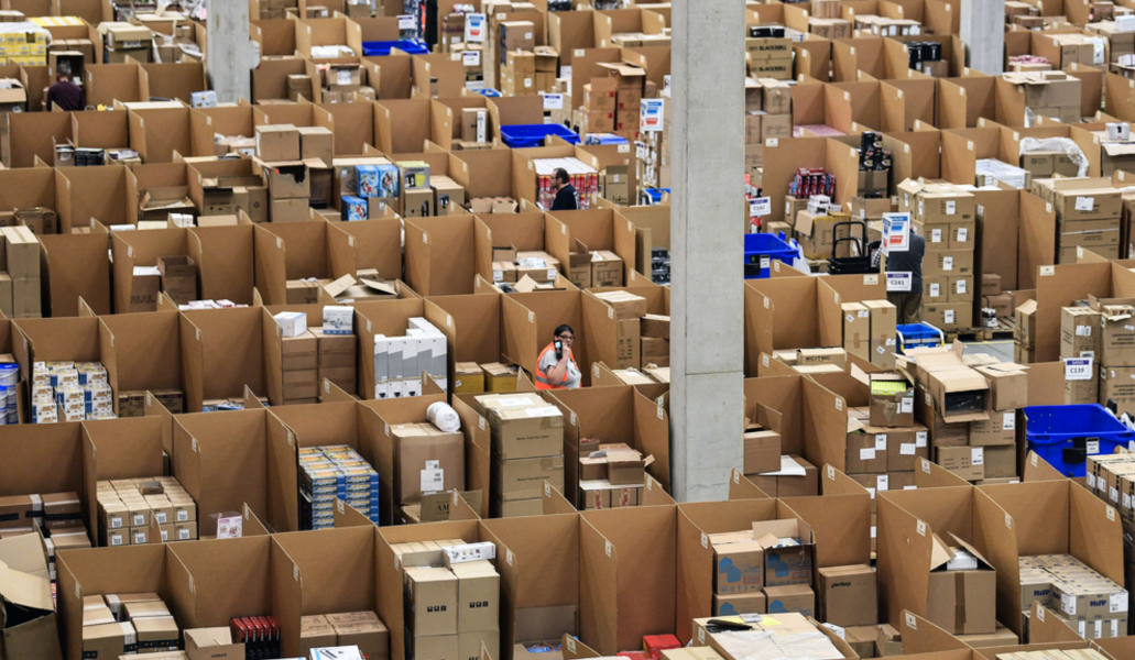 Amazon planer på ett lageranläggning i Frankrike möts av protester.
