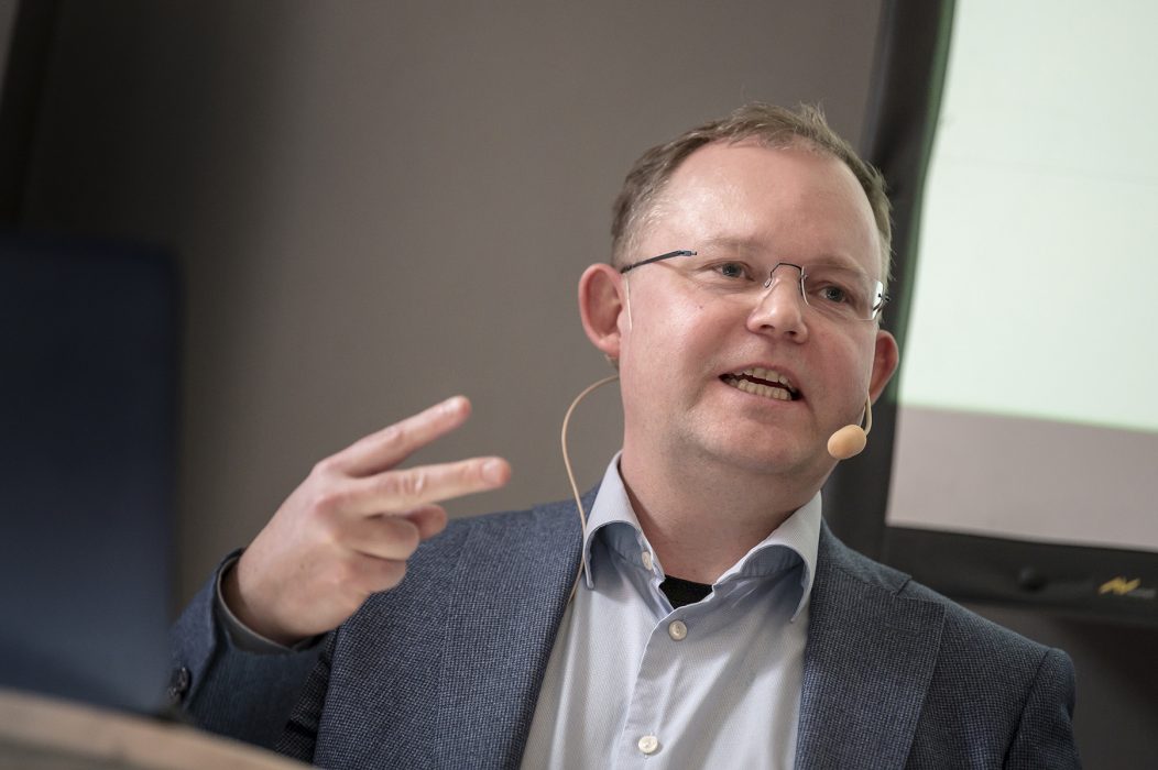 Statsvetaren Henrik Ekengren Oscarsson snackar demokrati i ett livesänt panelsamtal i dag.