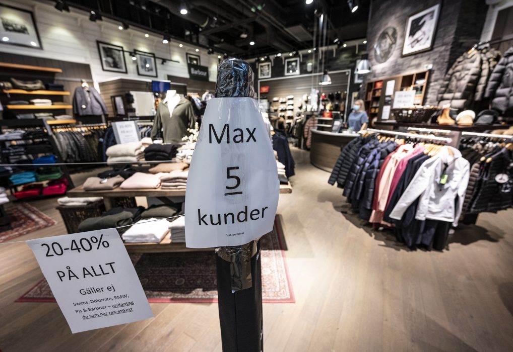 Max 5 kunder är det som tills vidare gäller i en av butikerna i köpcentrumet Emporia i Malmö.
