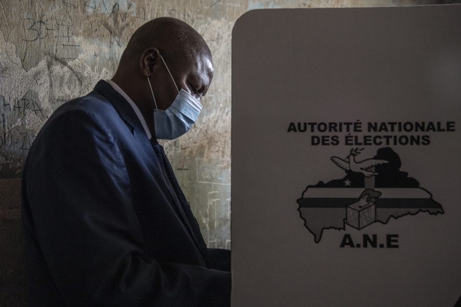 President Faustin-Archange Touadéra lägger sin röst i valet i Centralafrikanska republiken den 27 december.