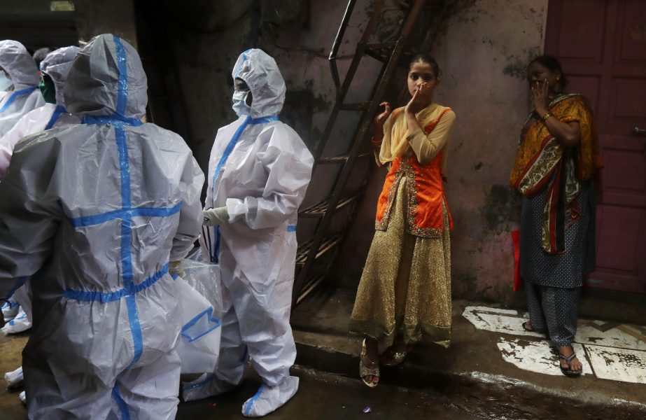 Hälsoarbetare genomför covid-19-screening på boende i slumområdet Dharavi i Bombay i Indien.