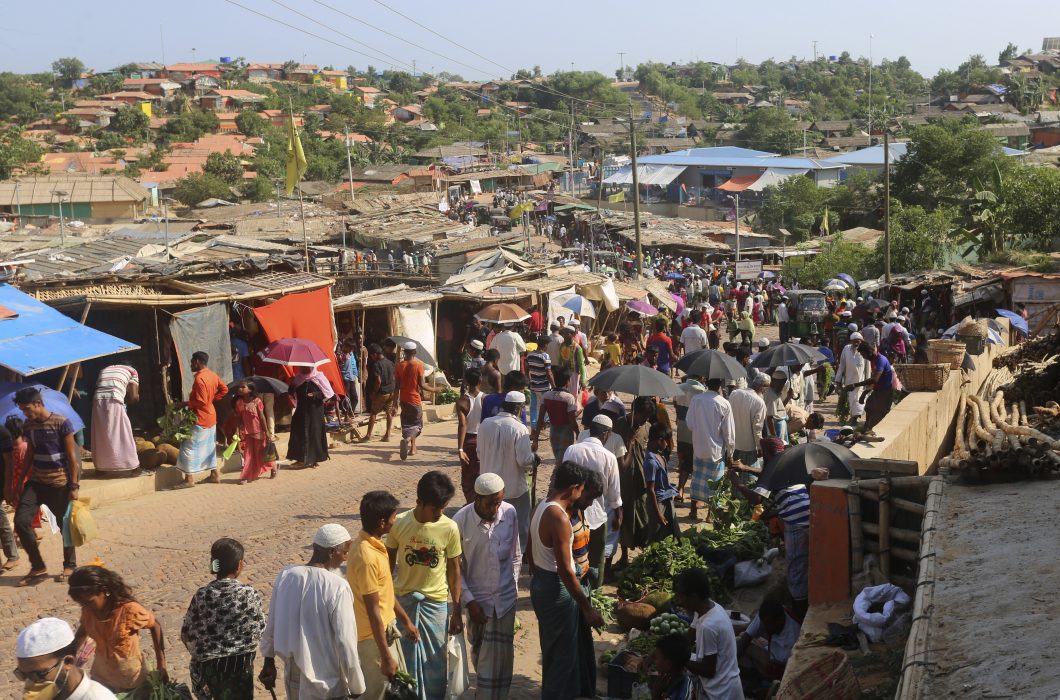 Över en miljon rohingyer lever i flyktingläger i södra Bangladesh.