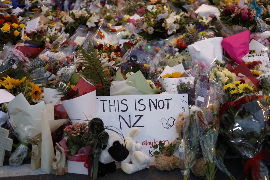 Blommor vid en minnesplats för terrordådet i Christchurch i Nya Zeeland 2019, då 51 människor mördades av en terrorist som kallade sig själv för ekofascist.