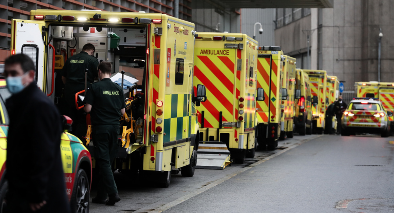 Ambulanser i kö utanför Royal London Hospital i den brittiska huvudstaden.