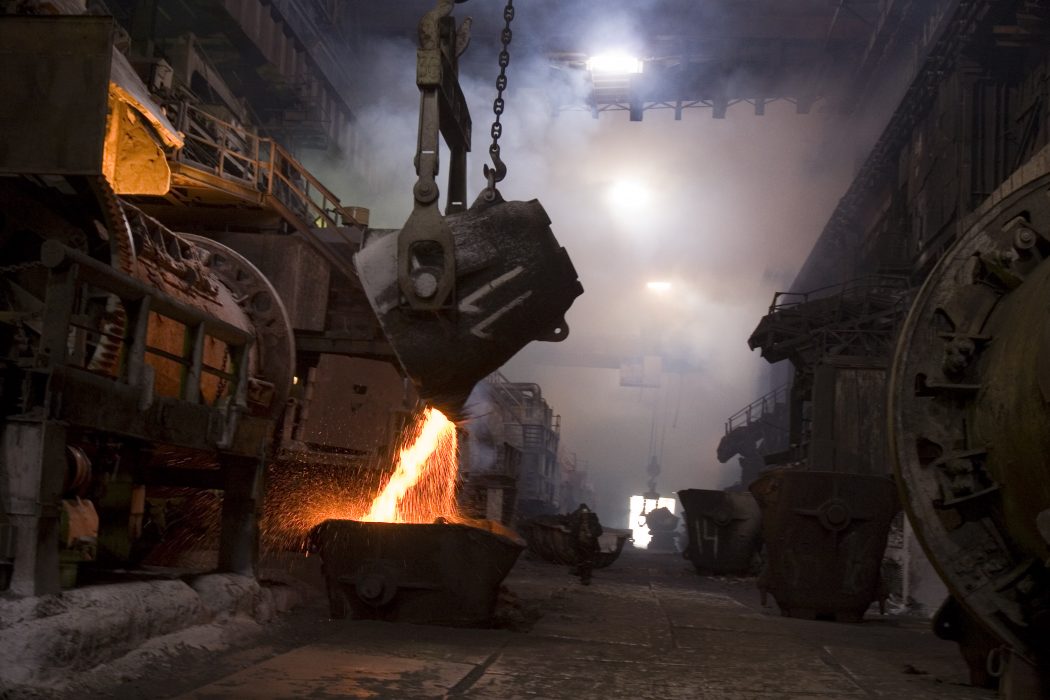 Smält koppar hälls ur smältverket vid Norilsk Nickels fabrik som nu har stängt.