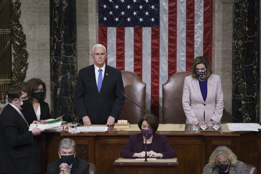 USA:s republikanske vicepresident Mike Pence och representanthusets demokratiska talman Nancy Pelosi när kongressen i torsdags återupptog sitt arbete efter attacken.
