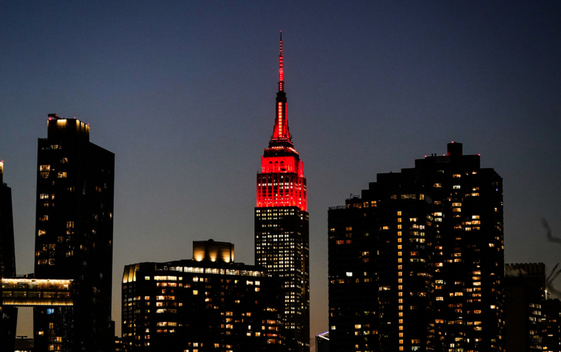 Empire State Building i New York lyste i rött den 19 januari som en del av uppmärksammandet att 400 000 människor i USA har dött till följd av covid-19.