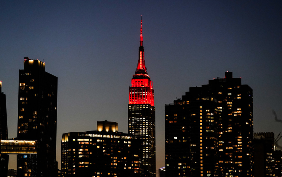 Empire State Building i New York lyste i rött den 19 januari som en del av uppmärksammandet att 400 000 människor i USA har dött till följd av covid-19.